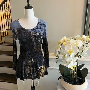 Chic Women's Long Sleeve Top in Blue and Black